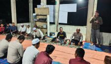 Geuchik Gampong Buket Jrat Manyang Dahlawi saat membuka acara sosialisasi Perlinsos. 