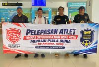 Ketua KSMI Provinsi Aceh Mukhtaruddin Usman mendampinginya keberatan atlet Minifootball asal Aceh ke Turki.