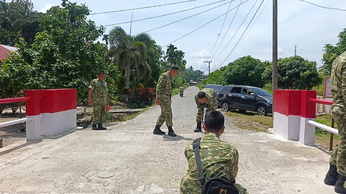 Tim Itdam IM memeriksa hasil pekerjaan pembuatan jembatan beton di Aceh Selatan.(Foto/mediaaceh.co.id/istimewa).