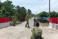 Tim Itdam IM memeriksa hasil pekerjaan pembuatan jembatan beton di Aceh Selatan.(Foto/mediaaceh.co.id/istimewa).