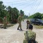 Tim Itdam IM memeriksa hasil pekerjaan pembuatan jembatan beton di Aceh Selatan.(Foto/mediaaceh.co.id/istimewa).