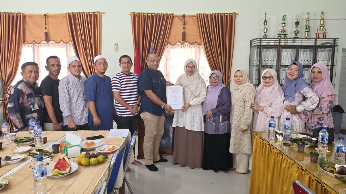 Penyerahan SK Plh Kepala SMAN 1 Simpang Ulim oleh Kacabdin Aceh Timur Rahmatsah Putra kepada Henny Mahera Siregar yang disaksikan oleh para dewan guru sekolah setempat. 
