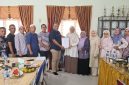 Penyerahan SK Plh Kepala SMAN 1 Simpang Ulim oleh Kacabdin Aceh Timur Rahmatsah Putra kepada Henny Mahera Siregar yang disaksikan oleh para dewan guru sekolah setempat. 