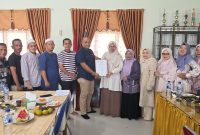 Penyerahan SK Plh Kepala SMAN 1 Simpang Ulim oleh Kacabdin Aceh Timur Rahmatsah Putra kepada Henny Mahera Siregar yang disaksikan oleh para dewan guru sekolah setempat. 
