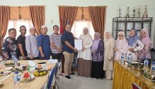 Penyerahan SK Plh Kepala SMAN 1 Simpang Ulim oleh Kacabdin Aceh Timur Rahmatsah Putra kepada Henny Mahera Siregar yang disaksikan oleh para dewan guru sekolah setempat. 