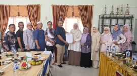 Penyerahan SK Plh Kepala SMAN 1 Simpang Ulim oleh Kacabdin Aceh Timur Rahmatsah Putra kepada Henny Mahera Siregar yang disaksikan oleh para dewan guru sekolah setempat. 