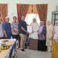 Penyerahan SK Plh Kepala SMAN 1 Simpang Ulim oleh Kacabdin Aceh Timur Rahmatsah Putra kepada Henny Mahera Siregar yang disaksikan oleh para dewan guru sekolah setempat. 
