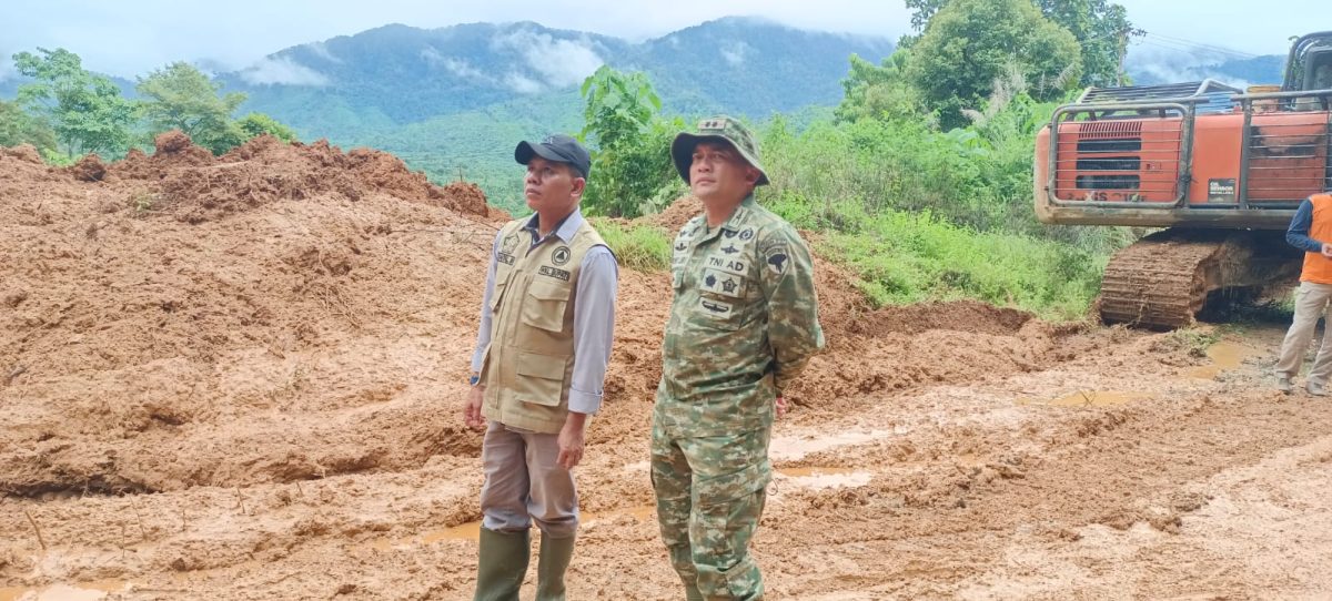 Wakil Bupati Asel H. Baital Mukadis bersama Dandim 0207/Asel Andrino Lubis memberikan motivasi kepada petugas agar penanganan longsor lebih cepat dan sempurna.(Foto/mediaaceh.co.id/istimewa).