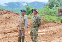 Wakil Bupati Asel H. Baital Mukadis bersama Dandim 0207/Asel Andrino Lubis memberikan motivasi kepada petugas agar penanganan longsor lebih cepat dan sempurna.(Foto/mediaaceh.co.id/istimewa).