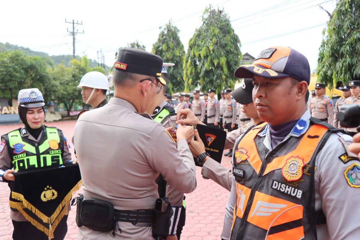 Kapolres Asel AKBP T. Ricky Fadlianshah menyematkan pita kepada perwakilan pasukan pertanda operasi dimulai.(Foto/mediaaceh.co.id/ Maslow Kluet).
