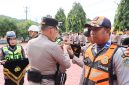 Kapolres Asel AKBP T. Ricky Fadlianshah menyematkan pita kepada perwakilan pasukan pertanda operasi dimulai.(Foto/mediaaceh.co.id/ Maslow Kluet).