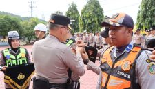Kapolres Asel AKBP T. Ricky Fadlianshah menyematkan pita kepada perwakilan pasukan pertanda operasi dimulai.(Foto/mediaaceh.co.id/ Maslow Kluet).