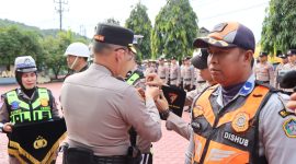Kapolres Asel AKBP T. Ricky Fadlianshah menyematkan pita kepada perwakilan pasukan pertanda operasi dimulai.(Foto/mediaaceh.co.id/ Maslow Kluet).