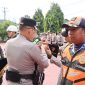 Kapolres Asel AKBP T. Ricky Fadlianshah menyematkan pita kepada perwakilan pasukan pertanda operasi dimulai.(Foto/mediaaceh.co.id/ Maslow Kluet).