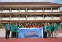 Para mahasiswa pelaksana  poto bersama dengan sebagian siswa SMA Negeri 4 Banda Aceh yang menjadi peserta workshop.(Poto/mediaaceh.co.id/istimewa).