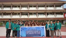 Para mahasiswa pelaksana  poto bersama dengan sebagian siswa SMA Negeri 4 Banda Aceh yang menjadi peserta workshop.(Poto/mediaaceh.co.id/istimewa).