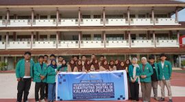 Para mahasiswa pelaksana  poto bersama dengan sebagian siswa SMA Negeri 4 Banda Aceh yang menjadi peserta workshop.(Poto/mediaaceh.co.id/istimewa).