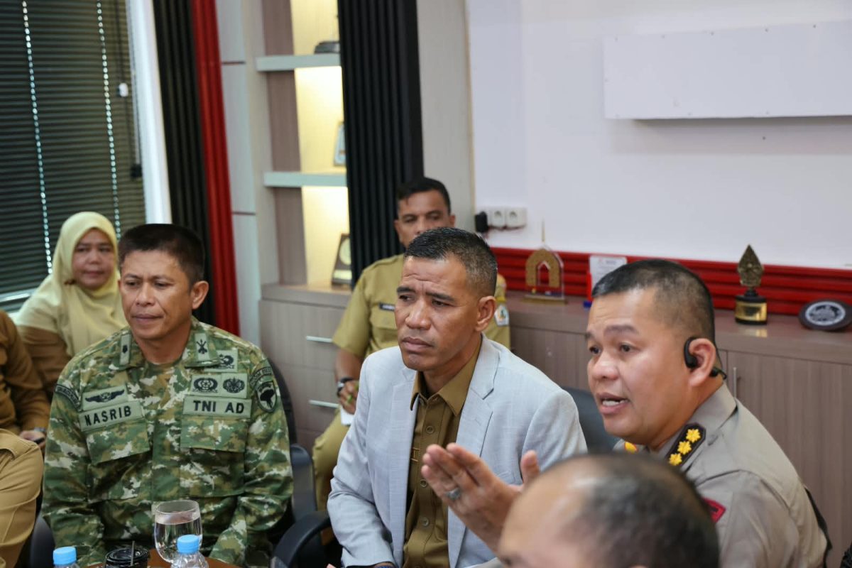 Wakil bupati Aceh Utara Tarmizi Panyang saat mengikuti pertemuan pemetaan wilayah banjir dan longsor bersama BPBD Aceh Utara. 