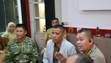 Wakil bupati Aceh Utara Tarmizi Panyang saat mengikuti pertemuan pemetaan wilayah banjir dan longsor bersama BPBD Aceh Utara. 