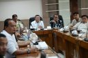 Bersama inventor dan jajaran redaksi perusahaan, Bupati Aceh Utara Ayah Wa bahas huntap, Kamis, (29/10).