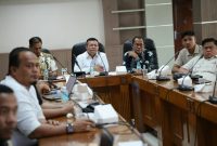 Bersama inventor dan jajaran redaksi perusahaan, Bupati Aceh Utara Ayah Wa bahas huntap, Kamis, (29/10).