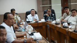 Bersama inventor dan jajaran redaksi perusahaan, Bupati Aceh Utara Ayah Wa bahas huntap, Kamis, (29/10).