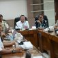 Bersama inventor dan jajaran redaksi perusahaan, Bupati Aceh Utara Ayah Wa bahas huntap, Kamis, (29/10).