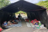 Puluhan warga Gampong Lhok Raya Trumon Tengah Asel diungsikan ke Mako Brimob Polda di lintasan Jalan Negara Tapaktuan-Medan.(Foto/mediaaceh.co.id/istimewa).
