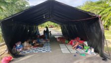 Puluhan warga Gampong Lhok Raya Trumon Tengah Asel diungsikan ke Mako Brimob Polda di lintasan Jalan Negara Tapaktuan-Medan.(Foto/mediaaceh.co.id/istimewa).