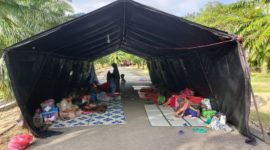 Puluhan warga Gampong Lhok Raya Trumon Tengah Asel diungsikan ke Mako Brimob Polda di lintasan Jalan Negara Tapaktuan-Medan.(Foto/mediaaceh.co.id/istimewa).