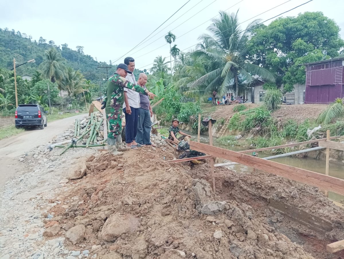 Anggota DPRK Aceh Selatan Mistan Aulia (tengah) asal Kluet Timur memberikan support saat personil TNI mengerjakan pembangunan jembatan di daerah pedalaman Aceh Selatan.(Foto/mediaaceh.co.id/Maslow Kluet).