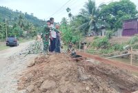 Anggota DPRK Aceh Selatan Mistan Aulia (tengah) asal Kluet Timur memberikan support saat personil TNI mengerjakan pembangunan jembatan di daerah pedalaman Aceh Selatan.(Foto/mediaaceh.co.id/Maslow Kluet).
