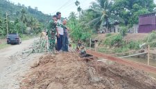 Anggota DPRK Aceh Selatan Mistan Aulia (tengah) asal Kluet Timur memberikan support saat personil TNI mengerjakan pembangunan jembatan di daerah pedalaman Aceh Selatan.(Foto/mediaaceh.co.id/Maslow Kluet).