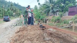 Anggota DPRK Aceh Selatan Mistan Aulia (tengah) asal Kluet Timur memberikan support saat personil TNI mengerjakan pembangunan jembatan di daerah pedalaman Aceh Selatan.(Foto/mediaaceh.co.id/Maslow Kluet).