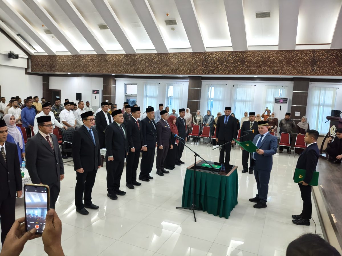 Bupati Aceh Utara H. Ismail A Jalil, SE., MM saat melantik pejabat di lingkungan pemerintah kabupaten Aceh Utara, Jum'at, (30/10).