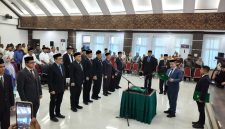 Bupati Aceh Utara H. Ismail A Jalil, SE., MM saat melantik pejabat di lingkungan pemerintah kabupaten Aceh Utara, Jum'at, (30/10).