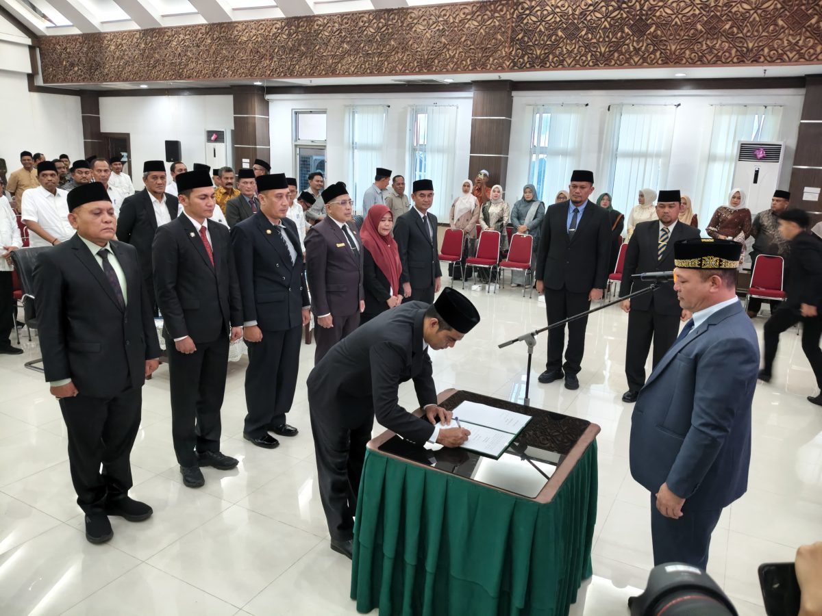 Bupati Aceh Utara H. Ismail A Jalil, SE., MM saat menyaksikan salah satu pejabat baru dilantik melakukan tandatangan, Jum'at, (30/10).