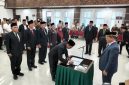 Bupati Aceh Utara H. Ismail A Jalil, SE., MM saat menyaksikan salah satu pejabat baru dilantik melakukan tandatangan, Jum'at, (30/10).