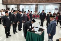 Bupati Aceh Utara H. Ismail A Jalil, SE., MM saat menyaksikan salah satu pejabat baru dilantik melakukan tandatangan, Jum'at, (30/10).