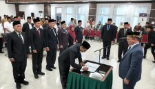 Bupati Aceh Utara H. Ismail A Jalil, SE., MM saat menyaksikan salah satu pejabat baru dilantik melakukan tandatangan, Jum'at, (30/10).