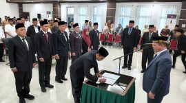 Bupati Aceh Utara H. Ismail A Jalil, SE., MM saat menyaksikan salah satu pejabat baru dilantik melakukan tandatangan, Jum'at, (30/10).