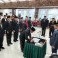 Bupati Aceh Utara H. Ismail A Jalil, SE., MM saat menyaksikan salah satu pejabat baru dilantik melakukan tandatangan, Jum'at, (30/10).