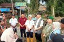 Bupati Asel HMW (pakai rompi)  didampingi Sekdakab Diva Samudra Putra dan Dandim 0107/Asel Letkol (Inf) Andrino Lubis menjelaskan tentang penanganan banjir di Trumon, Jumat, (30/10/2026).(Foto/mediaaceh.co.id/istimewa).