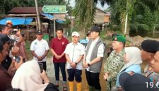 Bupati Asel HMW (pakai rompi)  didampingi Sekdakab Diva Samudra Putra dan Dandim 0107/Asel Letkol (Inf) Andrino Lubis menjelaskan tentang penanganan banjir di Trumon, Jumat, (30/10/2026).(Foto/mediaaceh.co.id/istimewa).