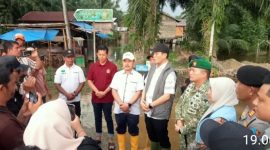 Bupati Asel HMW (pakai rompi)  didampingi Sekdakab Diva Samudra Putra dan Dandim 0107/Asel Letkol (Inf) Andrino Lubis menjelaskan tentang penanganan banjir di Trumon, Jumat, (30/10/2026).(Foto/mediaaceh.co.id/istimewa).