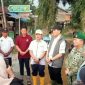 Bupati Asel HMW (pakai rompi)  didampingi Sekdakab Diva Samudra Putra dan Dandim 0107/Asel Letkol (Inf) Andrino Lubis menjelaskan tentang penanganan banjir di Trumon, Jumat, (30/10/2026).(Foto/mediaaceh.co.id/istimewa).