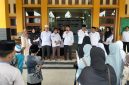 Penyampaian arahan oleh kepala kantor dan kasi Penmad Kemenag Aceh Utara kepada peserta apresiasi madrasah tahun 2026 dihalaman kantor Kemenag, Senin (12/10).