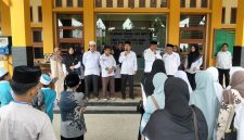 Penyampaian arahan oleh kepala kantor dan kasi Penmad Kemenag Aceh Utara kepada peserta apresiasi madrasah tahun 2026 dihalaman kantor Kemenag, Senin (12/10).