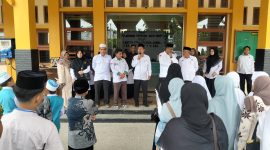 Penyampaian arahan oleh kepala kantor dan kasi Penmad Kemenag Aceh Utara kepada peserta apresiasi madrasah tahun 2026 dihalaman kantor Kemenag, Senin (12/10).