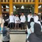 Penyampaian arahan oleh kepala kantor dan kasi Penmad Kemenag Aceh Utara kepada peserta apresiasi madrasah tahun 2026 dihalaman kantor Kemenag, Senin (12/10).